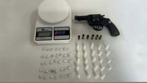 Polícia apreende arma e drogas após confronto com criminosos em Dias d’Ávila