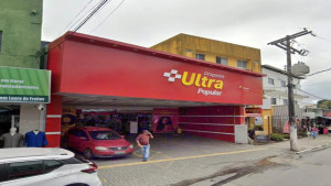 Farmácia é arrombada pelo teto no Centro de Lauro de Freitas