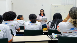Mulheres aprendem mecânica automotiva em curso da Semu