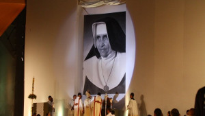 Primeira santa do Brasil, Irmã Dulce tem legado que vai de galinheiro improvisado a maior complexo filantrópico da Bahia