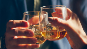 Facebook remove grupo que vendia garrafas usadas usadas em falsificação de bebidas