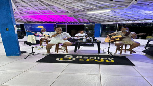 Barley & Edu animam show da virada no condomínio Canto do Sol