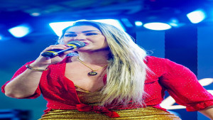 Palco Raízes e Ritmos agita o público em terceira noite do Festival de Arembepe 2026