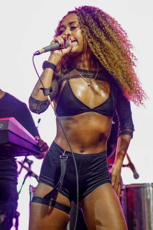 Palco Raízes e Ritmos agita o público em terceira noite do Festival de Arembepe 2026